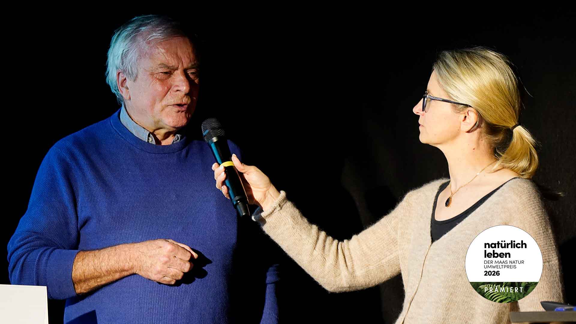Gründer des Gütersloher Unternehmens Maas Natur, Herr Reinhard Maas im Gespräch mit Moderatorin Christiane Bode bei der Umweltpreis-Gala zum Maas Natur Umweltpreis 2026