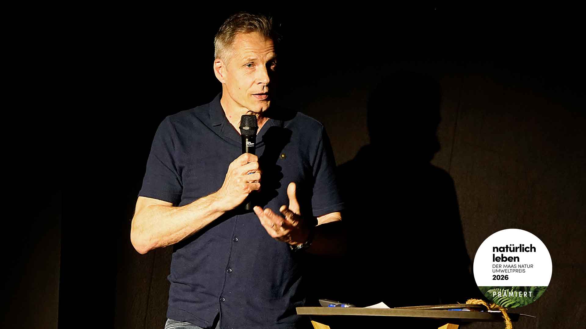 Peter Wansing, Beigeordneter der Stadt Minden und Leiter der Städtischen Betriebe Minden (SBM) gratuliert bei der Umweltpreis-Gala zum Maas Natur Umweltpreis 2026