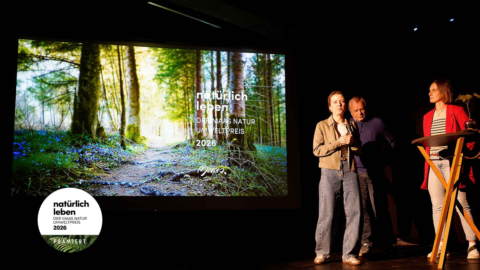 Nachhaltigkeitsmanagerin Paulina Riebe erläutert den Maas Natur Umweltpreis bei der Umweltpreis-Gala zum Maas Natur Umweltpreis 2026